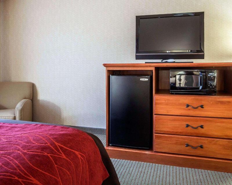 Comfort Inn & Suites adj to Akwesasne Mohawk Casin image