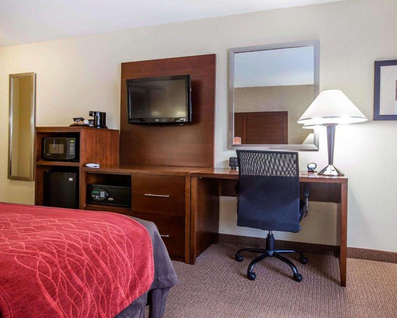 Comfort Inn & Suites adj to Akwesasne Mohawk Casin image