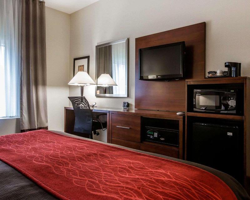 Comfort Inn & Suites adj to Akwesasne Mohawk Casin image