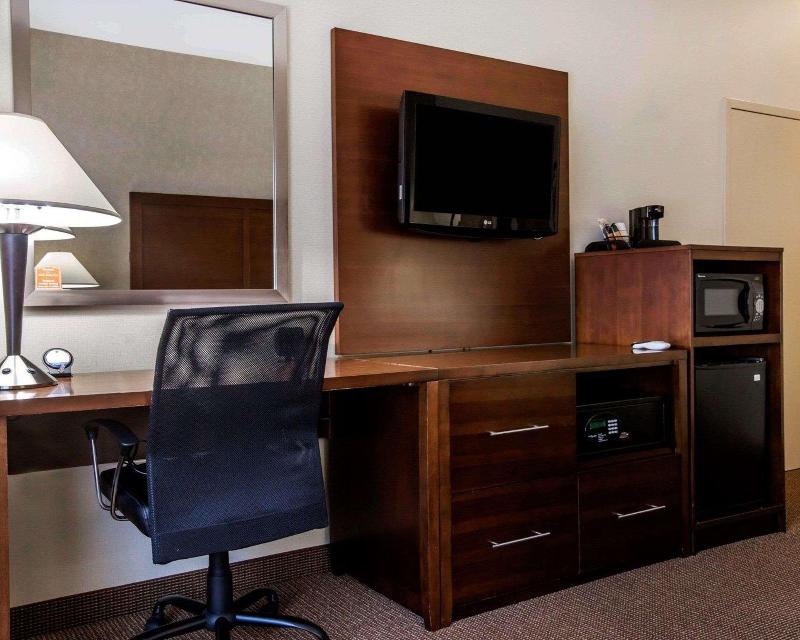 Comfort Inn & Suites adj to Akwesasne Mohawk Casin image