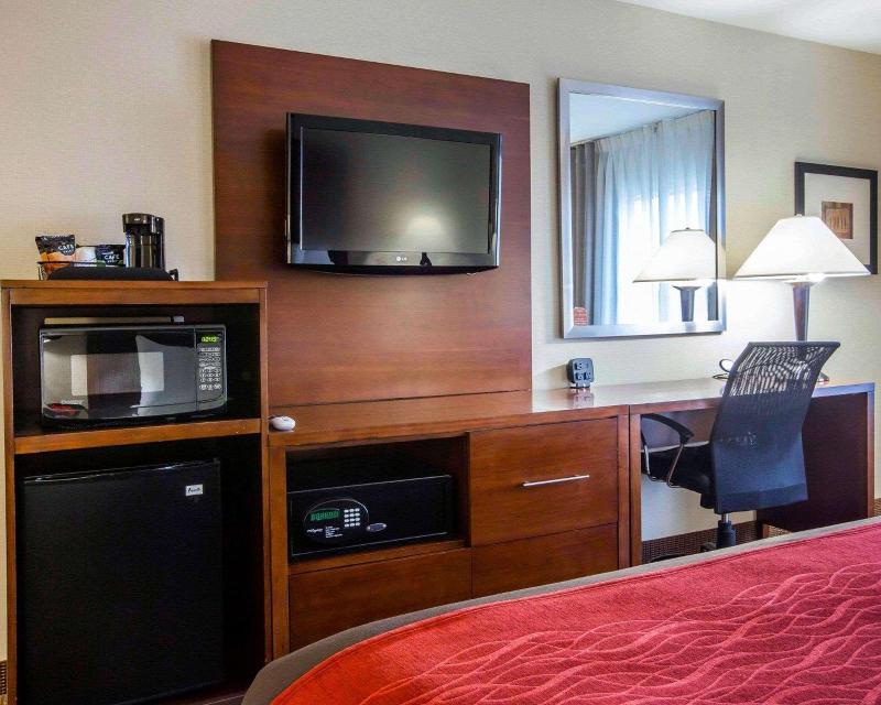 Comfort Inn & Suites adj to Akwesasne Mohawk Casin image