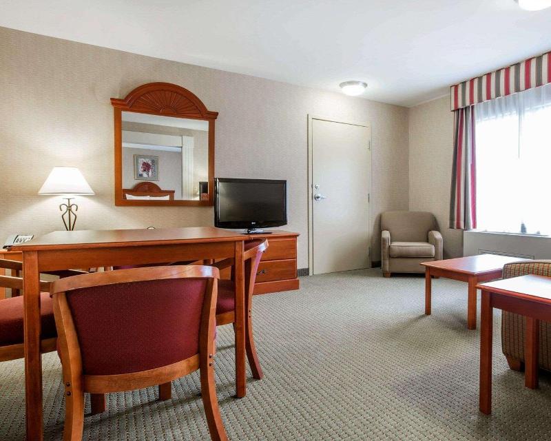 Comfort Inn & Suites adj to Akwesasne Mohawk Casin image
