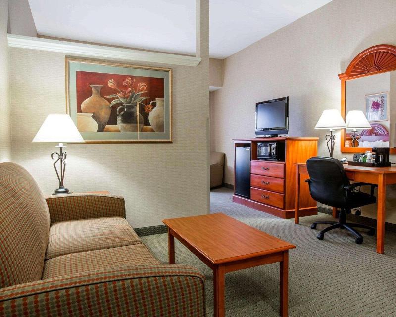 Comfort Inn & Suites adj to Akwesasne Mohawk Casin image