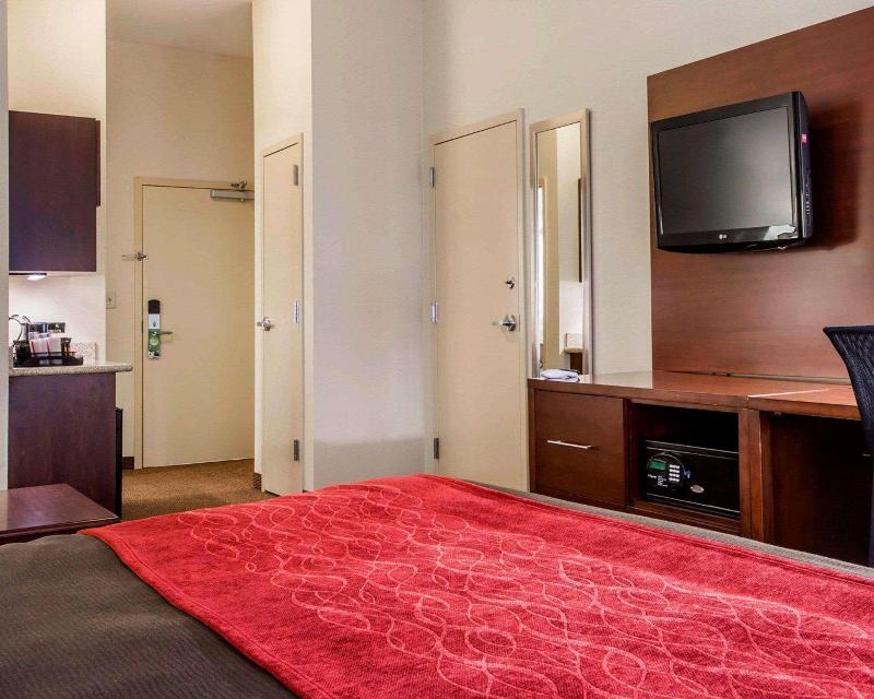 Comfort Inn & Suites adj to Akwesasne Mohawk Casin image