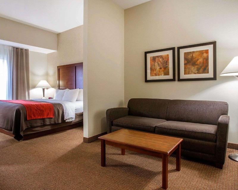 Comfort Inn & Suites adj to Akwesasne Mohawk Casin image