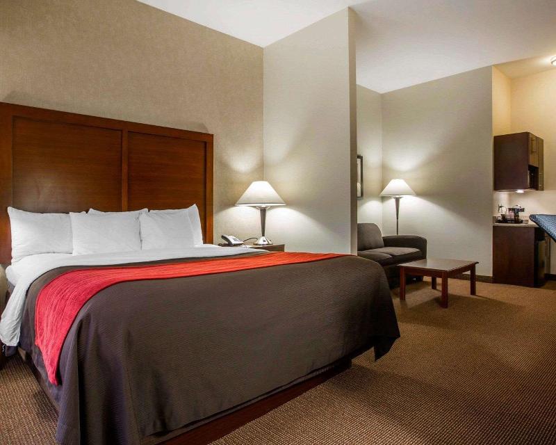 Comfort Inn & Suites adj to Akwesasne Mohawk Casin image