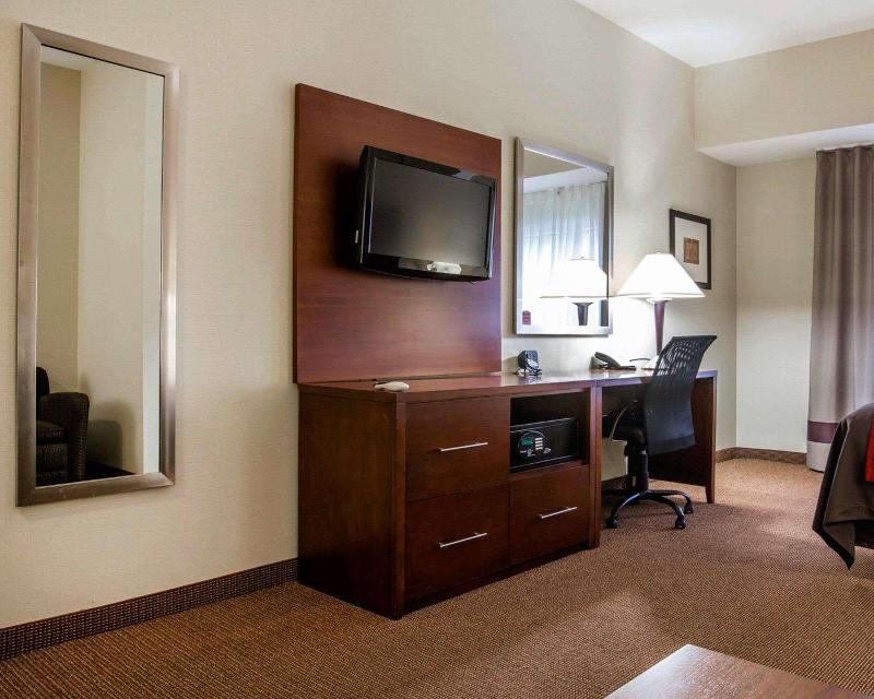 Comfort Inn & Suites adj to Akwesasne Mohawk Casin image