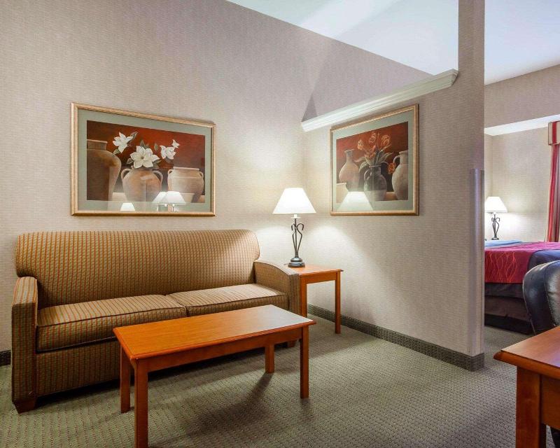 Comfort Inn & Suites adj to Akwesasne Mohawk Casin image
