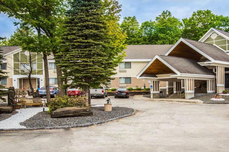 COMFORT INN AND SUITES AT MAPLEWOOD