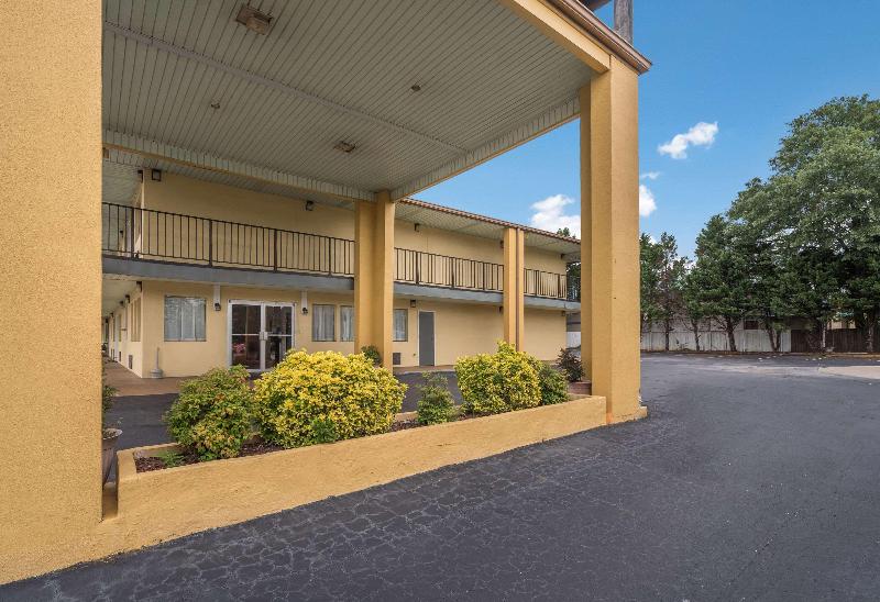 Econo Lodge Thomaston Area image