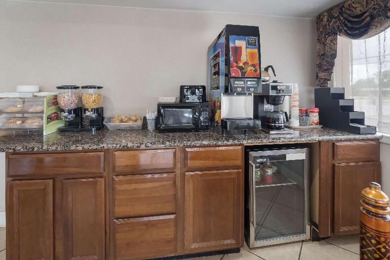 Econo Lodge Thomaston Area image
