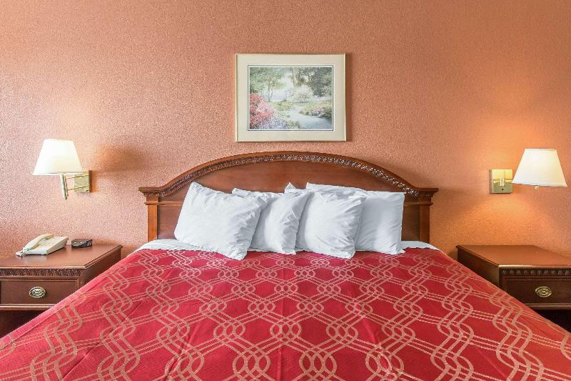 Econo Lodge Thomaston Area image