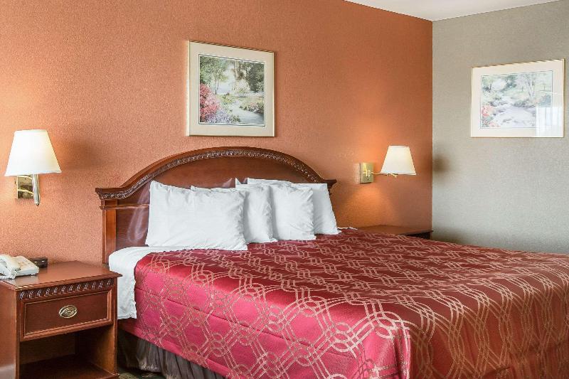 Econo Lodge Thomaston Area image