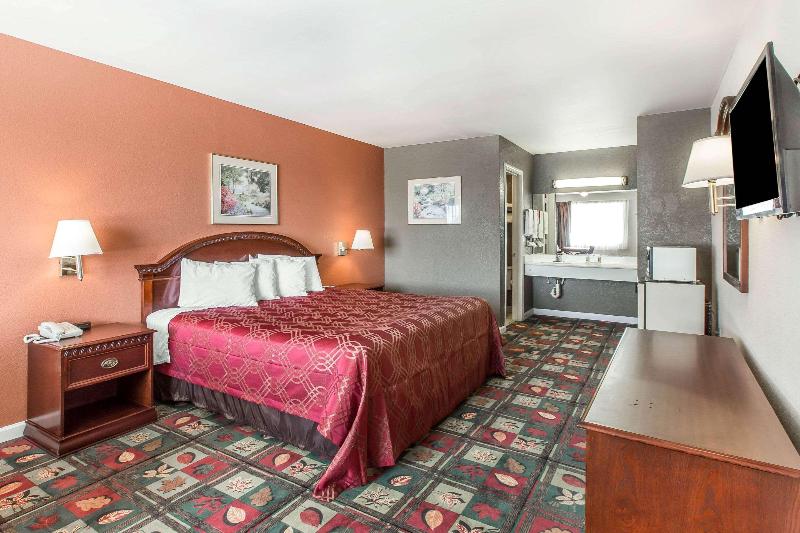 Econo Lodge Thomaston Area image