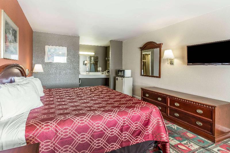 Econo Lodge Thomaston Area image