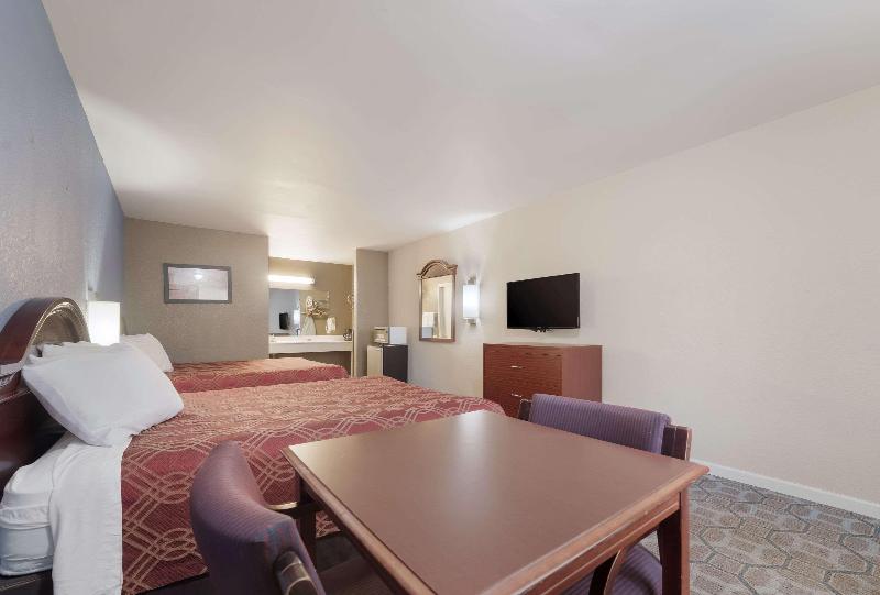 Econo Lodge Thomaston Area image