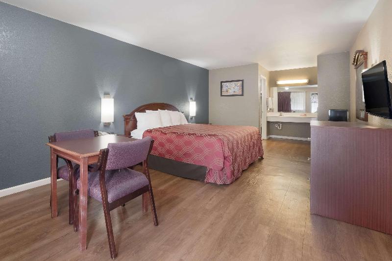 Econo Lodge Thomaston Area image