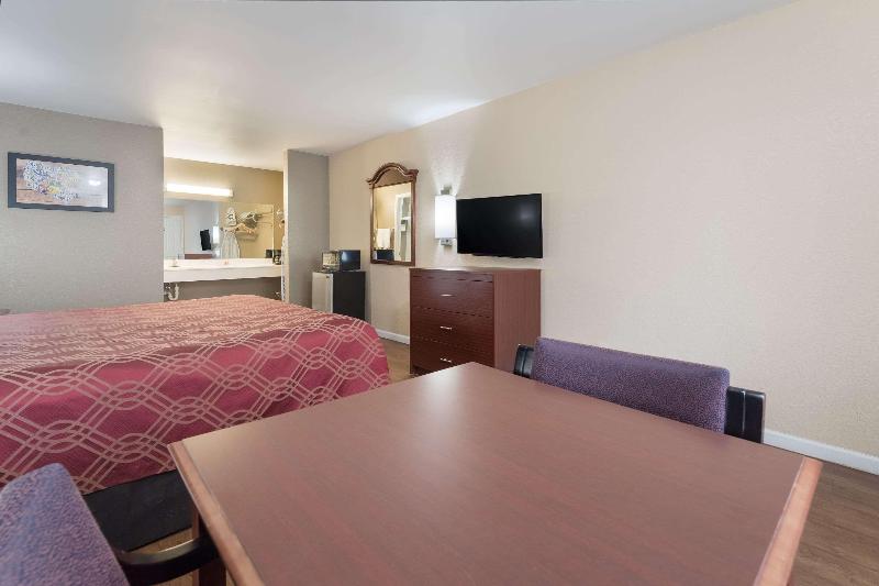 Econo Lodge Thomaston Area image