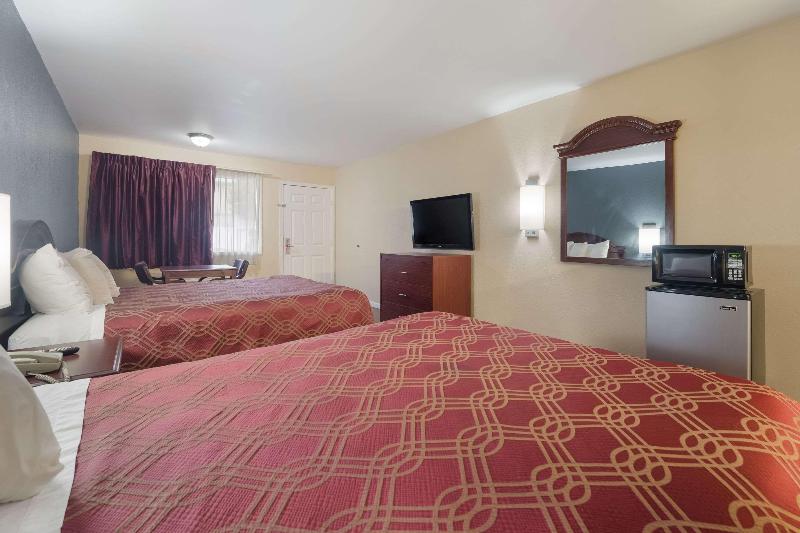 Econo Lodge Thomaston Area image