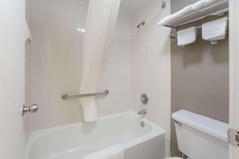 Econo Lodge Thomaston Area image