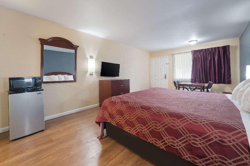 Econo Lodge Thomaston Area image