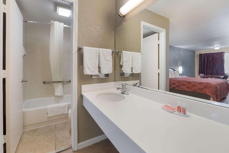 Econo Lodge Thomaston Area image