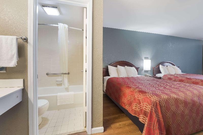 Econo Lodge Thomaston Area image