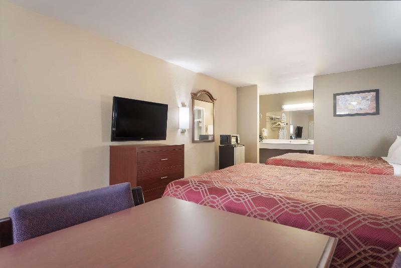 Econo Lodge Thomaston Area image