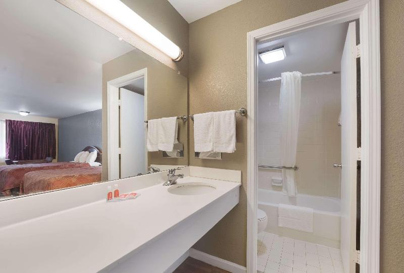 Econo Lodge Thomaston Area image