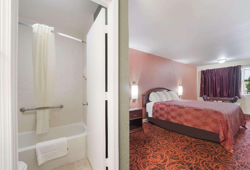Econo Lodge Thomaston Area image