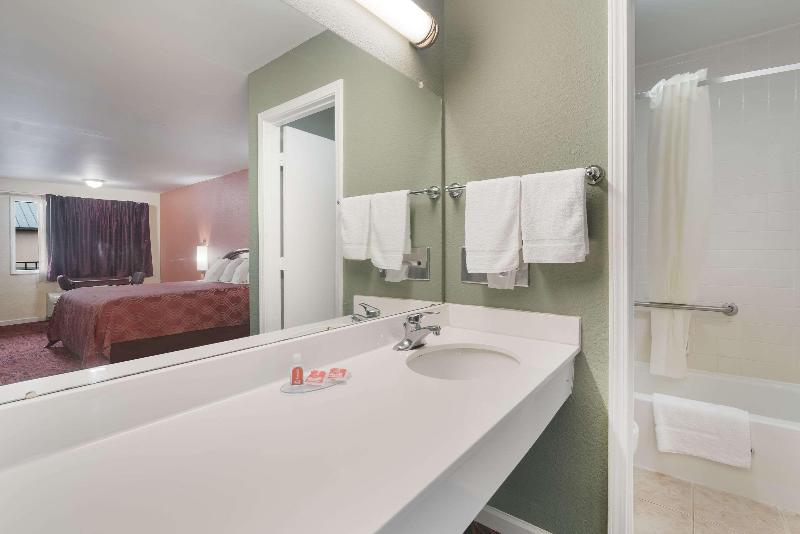 Econo Lodge Thomaston Area image