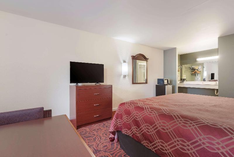 Econo Lodge Thomaston Area image