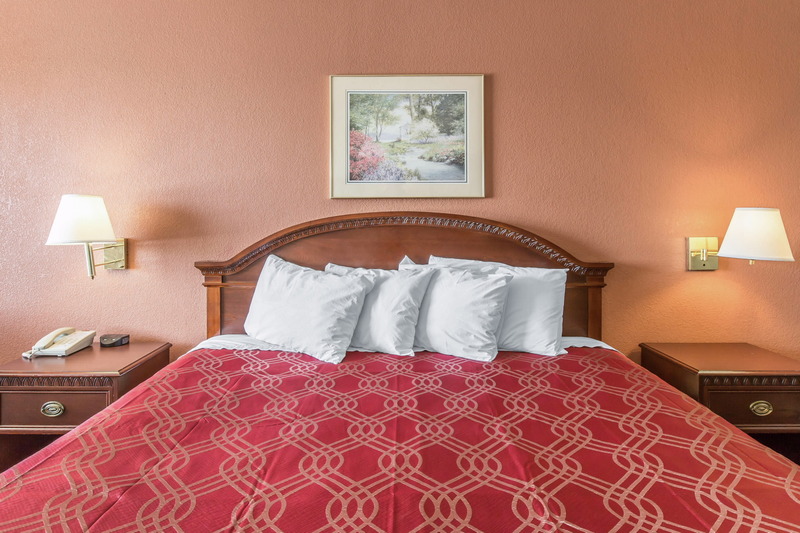 Econo Lodge Thomaston Area image