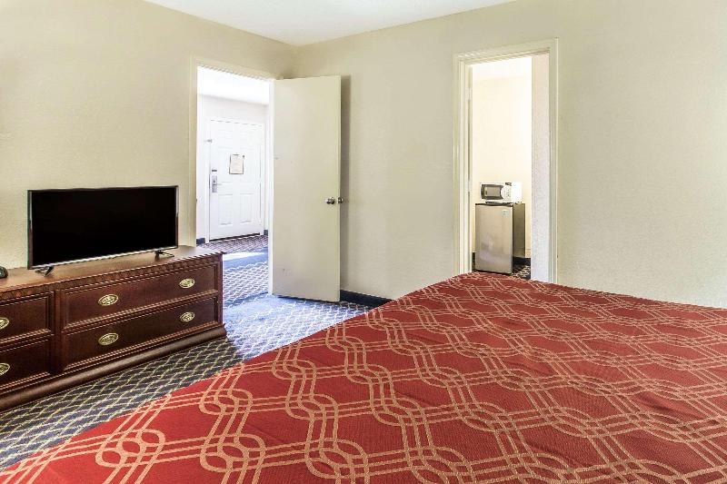 Econo Lodge Thomaston Area image