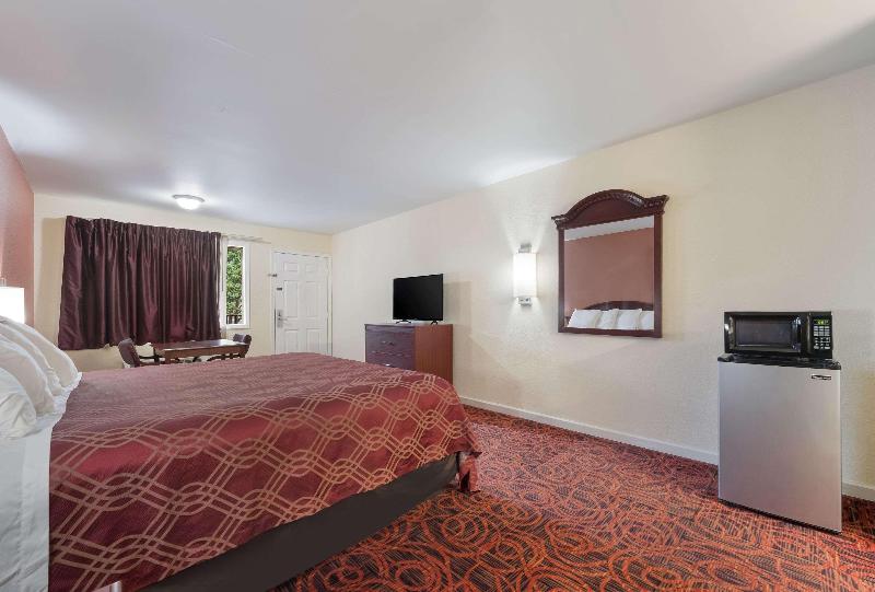 Econo Lodge Thomaston Area image