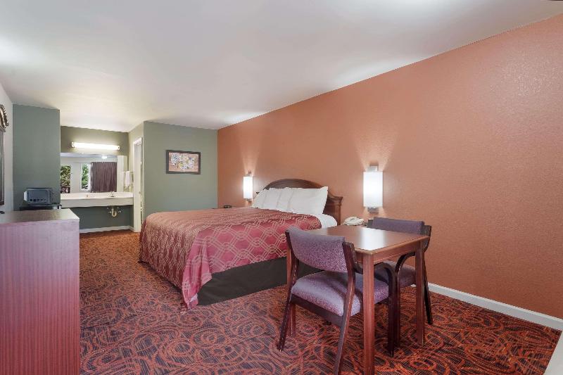 Econo Lodge Thomaston Area image