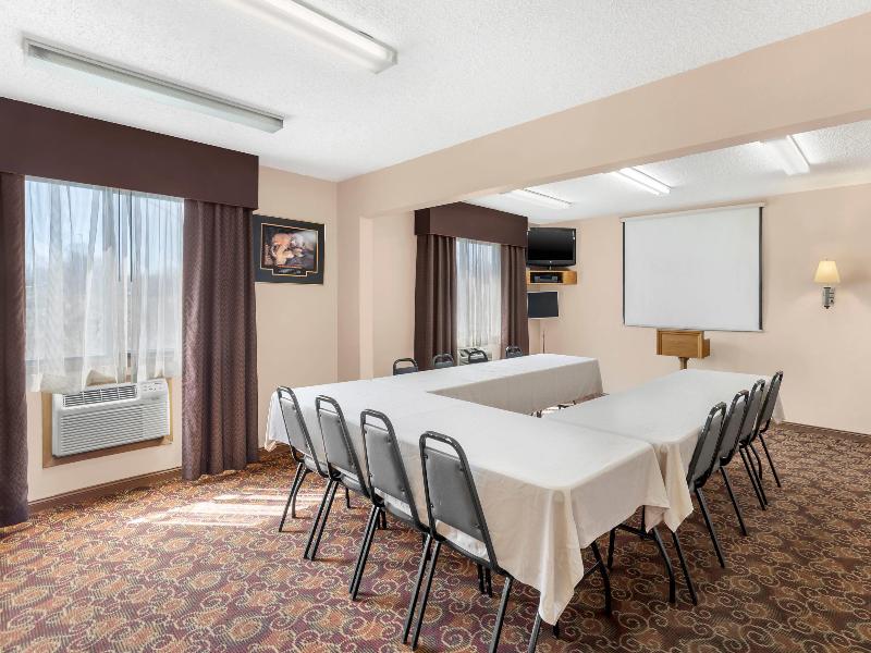 Quality Inn & Suites Ottumwa Area — photo 31