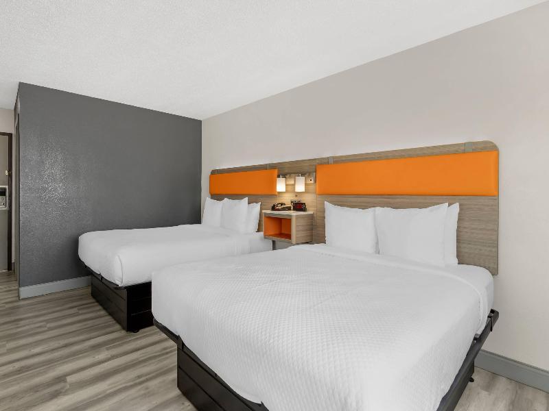 SUITE TWO QUEEN BEDS