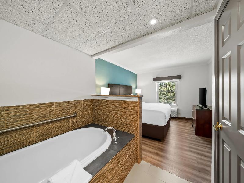 Comfort Inn Foxboro - Mansfield image