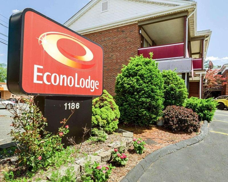 Econo Lodge Framingham Area image