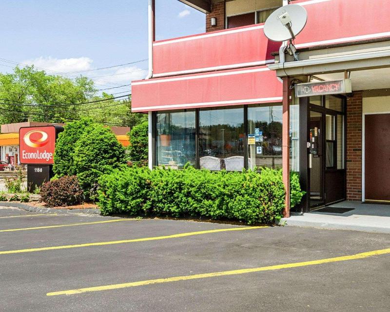 Econo Lodge Framingham Area image