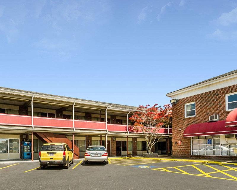 Econo Lodge Framingham Area image