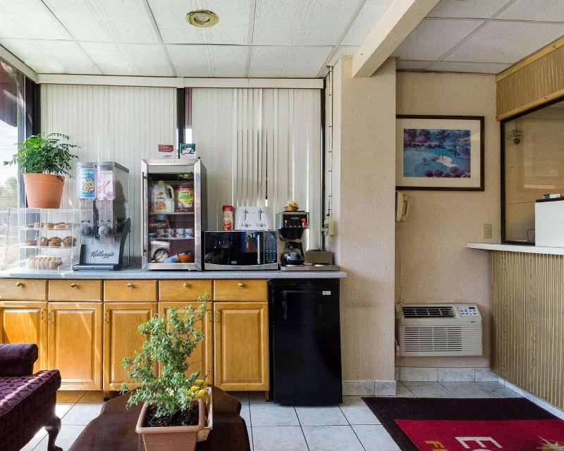 Econo Lodge Framingham Area image