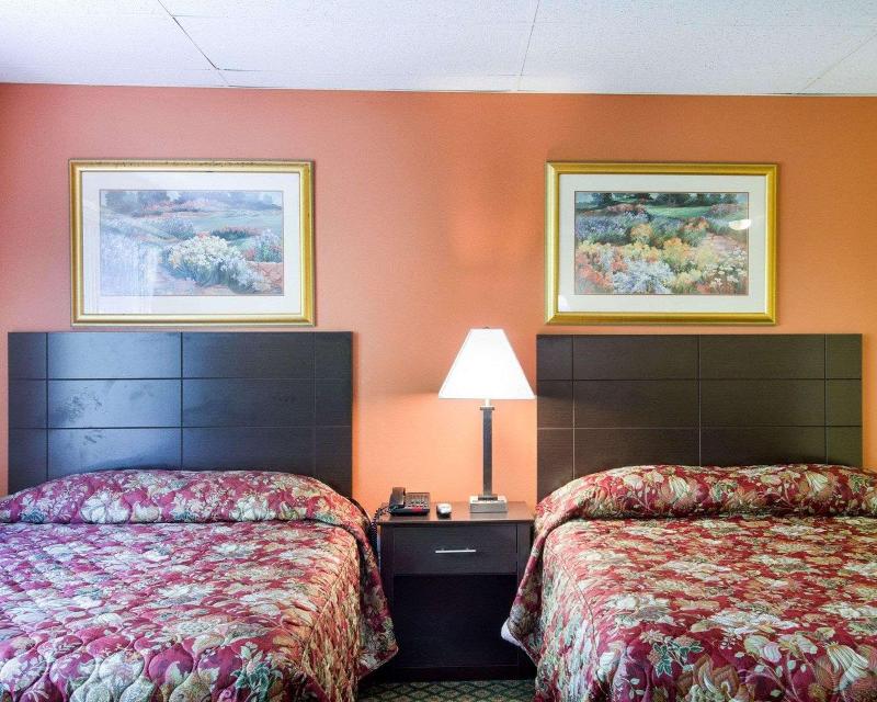Econo Lodge Framingham Area image