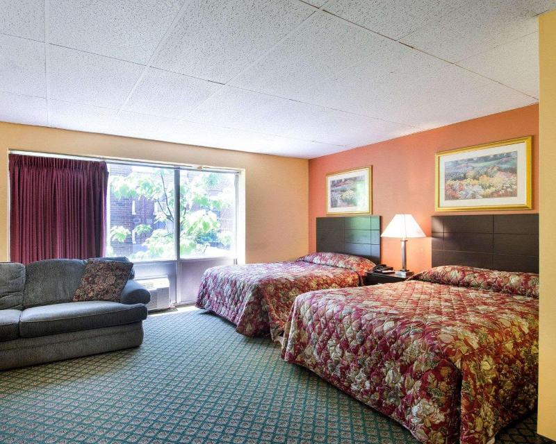 Econo Lodge Framingham Area image