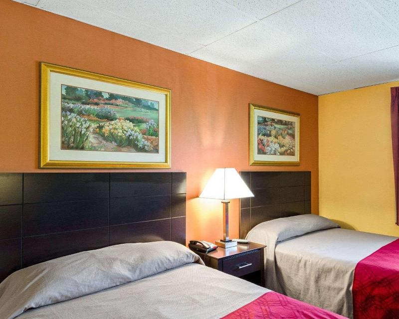 Econo Lodge Framingham Area image