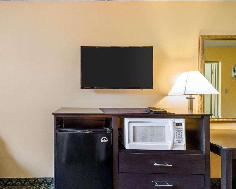 Econo Lodge Framingham Area image