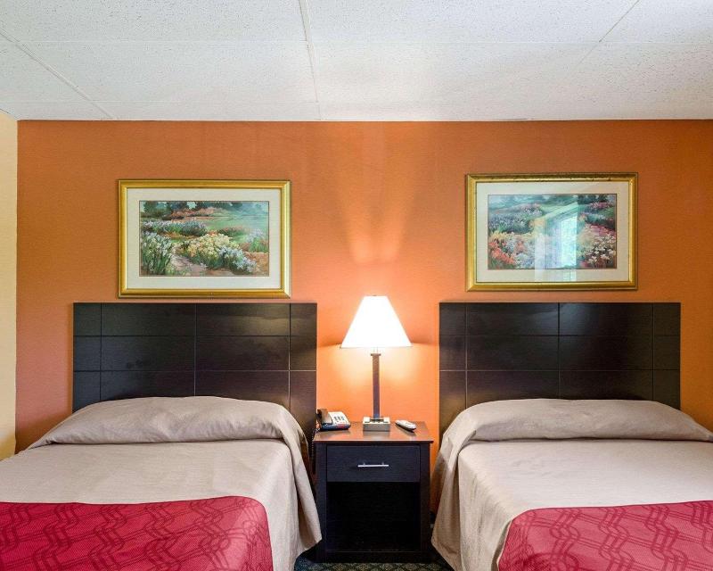 Econo Lodge Framingham Area image