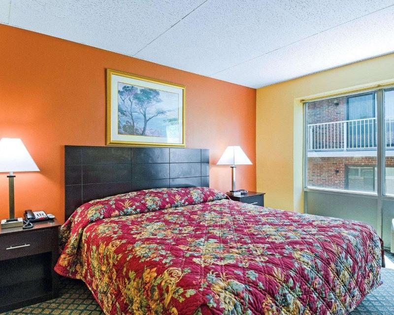 Econo Lodge Framingham Area image