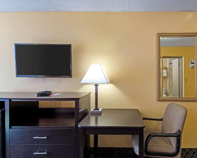 Econo Lodge Framingham Area image